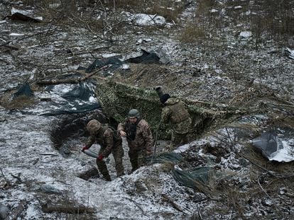 Ukrainian soldiers fire a 120-millimeter mortar in Avdiivka (Donetsk); December 7, 2023.