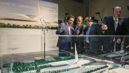 Calatrava (l) shows local politicians his planned convention center project back in 2008.