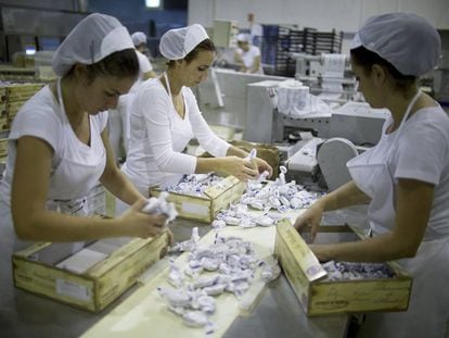 Workers pack mantecados at the 'Aromas de Medina' factory in Andalusia.