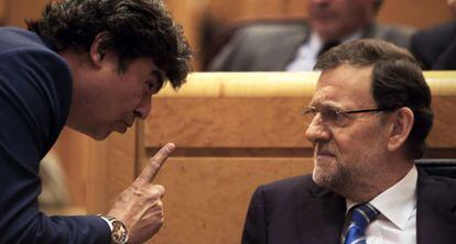 Jorge Moragas (l) speaks to Mariano Rajoy.