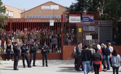 The gates of the Ciudad de Jaén school on Monday.