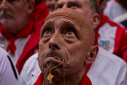 A runner concentrates before the 'encierro' of La Palmosilla's fighting bulls during the first day of the running of the bulls during the San Fermin fiestas in Pamplona,  on July 7, 2023. 