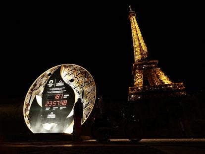 With six months to go until the start of the Paris 2024 Olympics the countdown clock is pictured near the Eiffel Tower. Paris, France. January 26, 2024.
