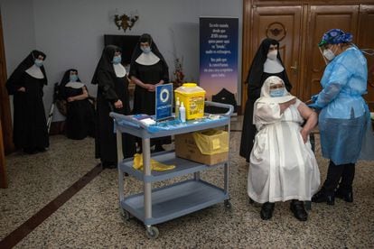 A nun receives the Covid-19 vaccine in Galicia