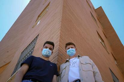 Oscar Zafra, 18, and his friend Daniel Cáceres, 17, in Fuenlabrada.