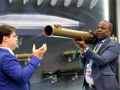 A participant in the Africa-Russia summit in Sochi in 2019 with a grenade launcher during an arms exhibition.