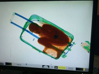 An X-ray image of Adau in the suitcase at the El Tarajal (Ceuta) border post in 2015.