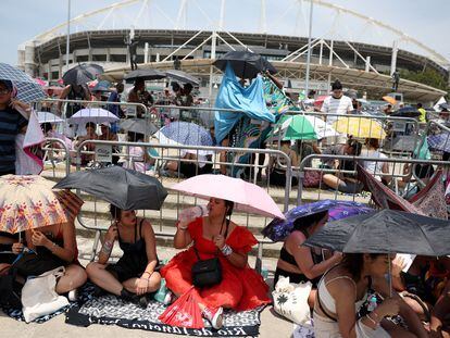 Taylor Swift fans wait to enter the Nilton Santos Olympic stadium on November 18 in Rio de Janeiro.