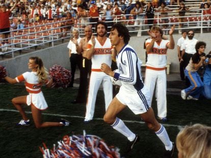 Cruyff during a game for the Los Angeles Aztecs.