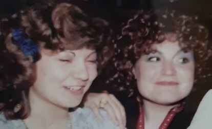 Josefa Fraile (l) and her sister Carmen in a family photo.