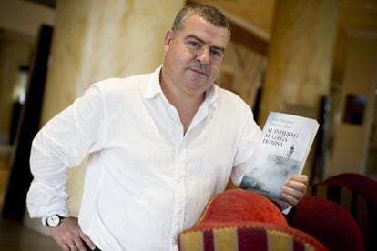 The judge shows off his novel in A Coruña.