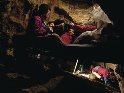 Researchers working inside Sima de los Huesos, in Atapuerca (Burgos).