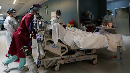 A coronavirus patient is moved in Navarre's Complejo Hospitalario on Saturday.