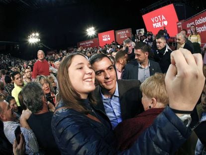 Caretaker PM Pedro Sánchez campaigning in Pamplona on Friday.
