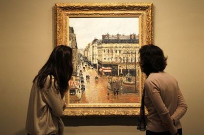 Two museum-goers view Rue Saint-Honoré, dans l'après-midi. Effet de pluie at the Thyssen in Madrid.