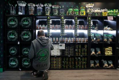 A store selling cannabis-related products in Madrid.