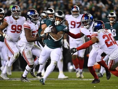 Philadelphia Eagles running back Kenneth Gainwell (14) runs against the New York Giants in the fourth quarter during an NFC divisional round game at Lincoln Financial Field.