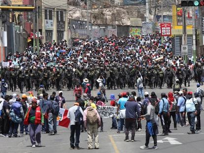 Police clash with protesters in Arequipa, Peru, this Wednesday.