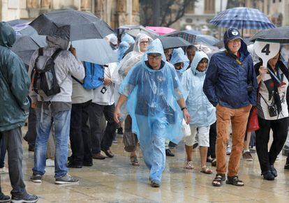 People in Valencia carry umbrellas and use raincoats to protect themselves from the heavy downpours. The Valencia region received 1,906 emergency calls between 11pm last night and 6am today.