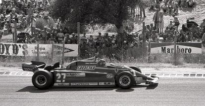 Villeneuve’s Ferrari was out in the lead from Jones’s off-track excursion to the end, resisting the attacks by Reutemann and Laffite. The latter had had a terrible start and managed to fight his way back to the front from the back of the back. Villeneuve managed to win back on the straights – where he reached speeds of 285km/h – what he was losing on the corners. He managed to avoid any mistakes for 65 laps, resisting the continuous challenges from Laffite, John Watson, Reutemann and Elio de Angelis, who crossed the line with a second between them.