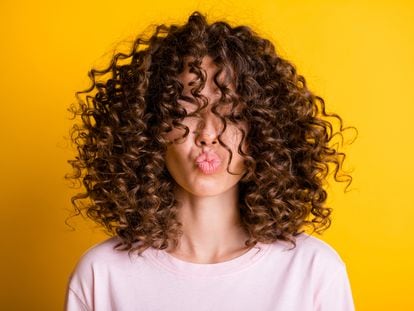 The bowl method is attracting a lot of attention among women with curly hair.