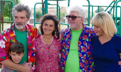 From left: Asier Flores, Antonio Banderas, Penélope Cruz, Pedro Almodóvar and Nora Navas during the filming of ‘Pain and Glory.’