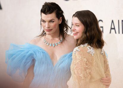 Milla Jovovich and her daughter, Ever Anderson, at the amfAR gala held in Cannes at the Hotel du Cap-Eden-Roc, on May 26, 2022.