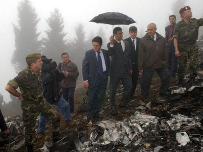 Then-Spanish Defense Minister Federico Trillo, center with blue tie, visits the scene of the crash in Turkey in May 2003.