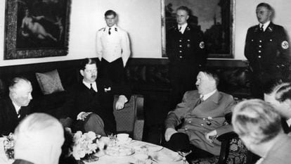 Adolf Hitler receives King Carol II of Romania (center) at his residence in Obersalzberg, Germany, in November 1938.