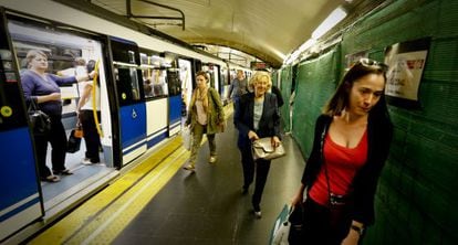 Manuela Carmena, pictured today traveling on the Madrid Metro.