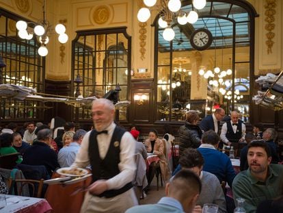 A full dining room during food service at the Bouillon Chartier, in Paris