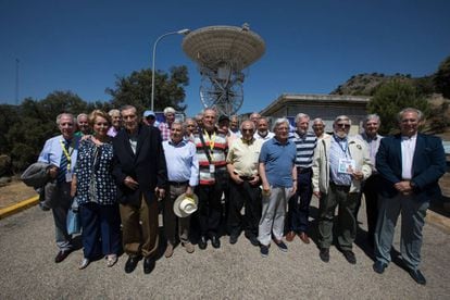 The Spaniards who took part in the NASA space programs pose in front of the Robledo de Chavela monitoring station.