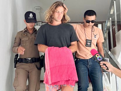 Daniel Sancho is escorted by two Thai police officers following his arrest for the murder of Edwin Arrieta.