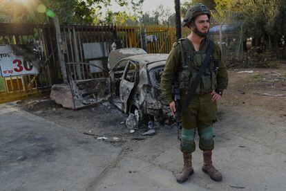 An Israeli soldier at the entrance to Kibbutz Be'eri, one of the places attacked by Hamas militants on October 7.