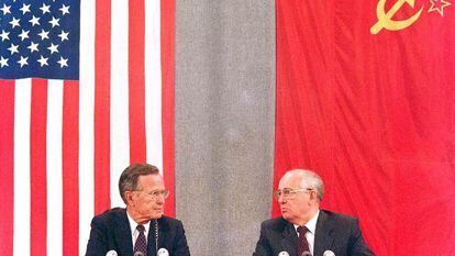 George W. Bush and Mijaíl Gorbachov