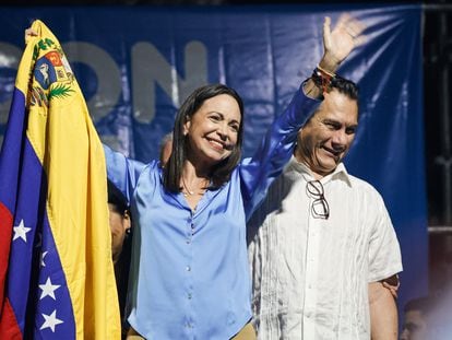 María Corina Machado celebrates her victory in the primary elections with her supporters.