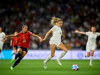 Athenea del Castillo (left) and Leah Williamson during the match between Spain and England at the 2022 Women's European Championship.