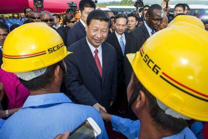China&#039;s President Xi Jinping shakes hands with Chinese construction workers at a hospital building site in Port of Spain.