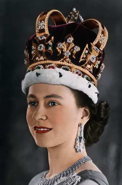 Official photo of the coronation of Elizabeth II, in which the monarch wears the crown of St. Edward, the most important and the oldest of those possessed by the British royal family and a historical treasure that is only used for coronations. Charles III is expected to wear the crown on Saturday, May 6, when he will be crowned king.