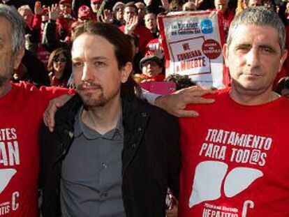 Podemos leader Pablo Iglesias with members of a hepatitis C support group.