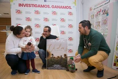 Daniela poses with her parents, Silvia and Miguel Ángel, and the director of the short film, Nacho Ros (center) at the CRIS foundation against cancer.