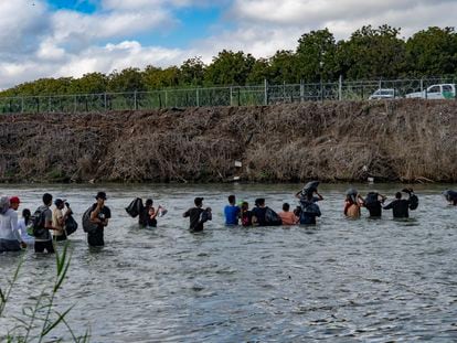 Migrant families cross the Rio Grande at the border between Eagle Pass, Texas, and Piedras Negras, Coahuila, Mexico, on October 12.