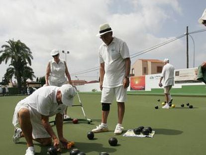 British citizens play bowls in San Fulgencio, Alicante.