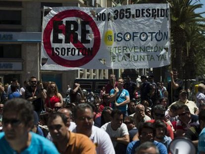 Isofot&oacute;n employees protesting in M&aacute;laga against layoffs at the firm.
