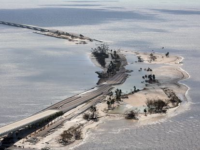 One of the images of destruction that Ian left in his wake: the collapse of the bridge that connects the Florida peninsula with the idyllic island of Sanibel, portrayed on September 29.