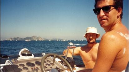 Alberto N&uacute;&ntilde;ez Feij&oacute;o with Marcial Dorado on board a boat owned by the latter off the coast of Vigo in 1995. 