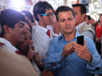 Peña Nieto takes a photo of himself with employees from Chrysler.
