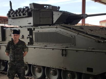 Spanish general Francisco José Dacoba Cerviño in front of a Pizarro combat vehicle.