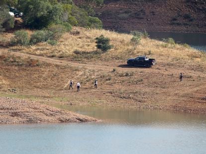 A police search team walk on the shore of the Arade dam near Silves, Portugal, on May 24, 2023.