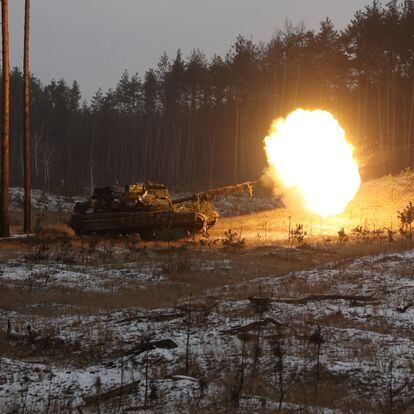 Un tanque de las fuerzas ucranias dispara a posiciones rusas cerca de Kremina, en la región de Lugansk, este jueves.